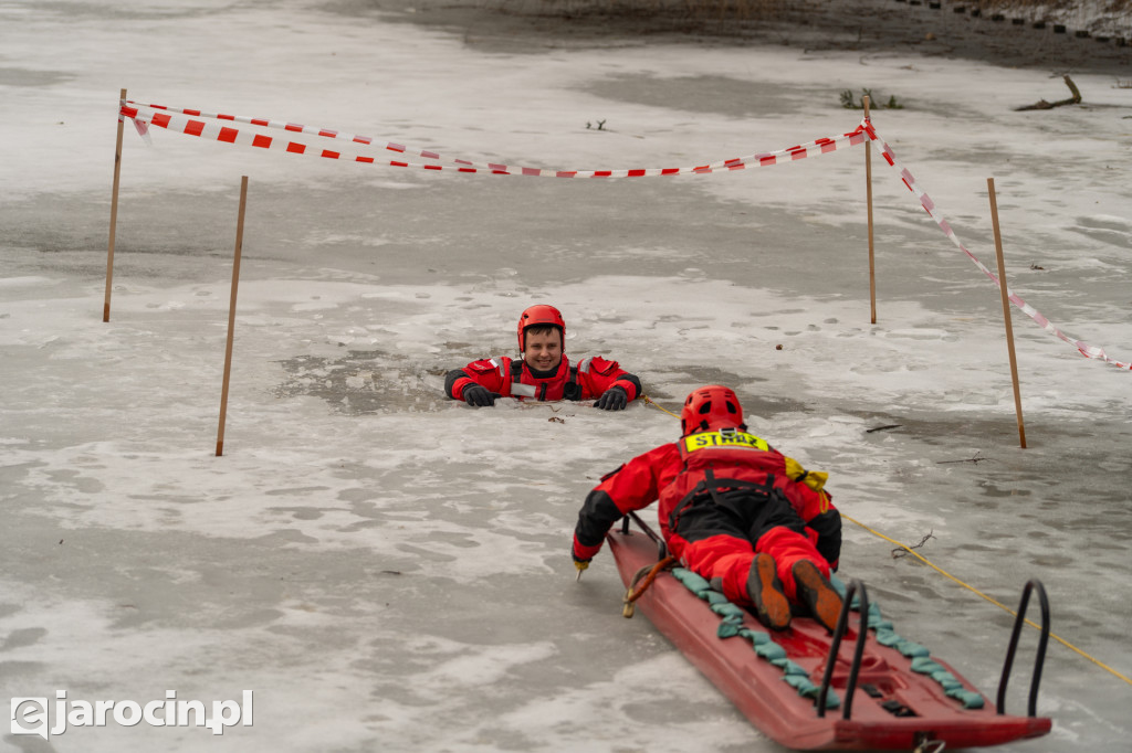 Policjanci i strażacy pokazali, jak niebezpieczny jest lód