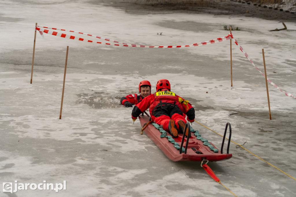 Policjanci i strażacy pokazali, jak niebezpieczny jest lód