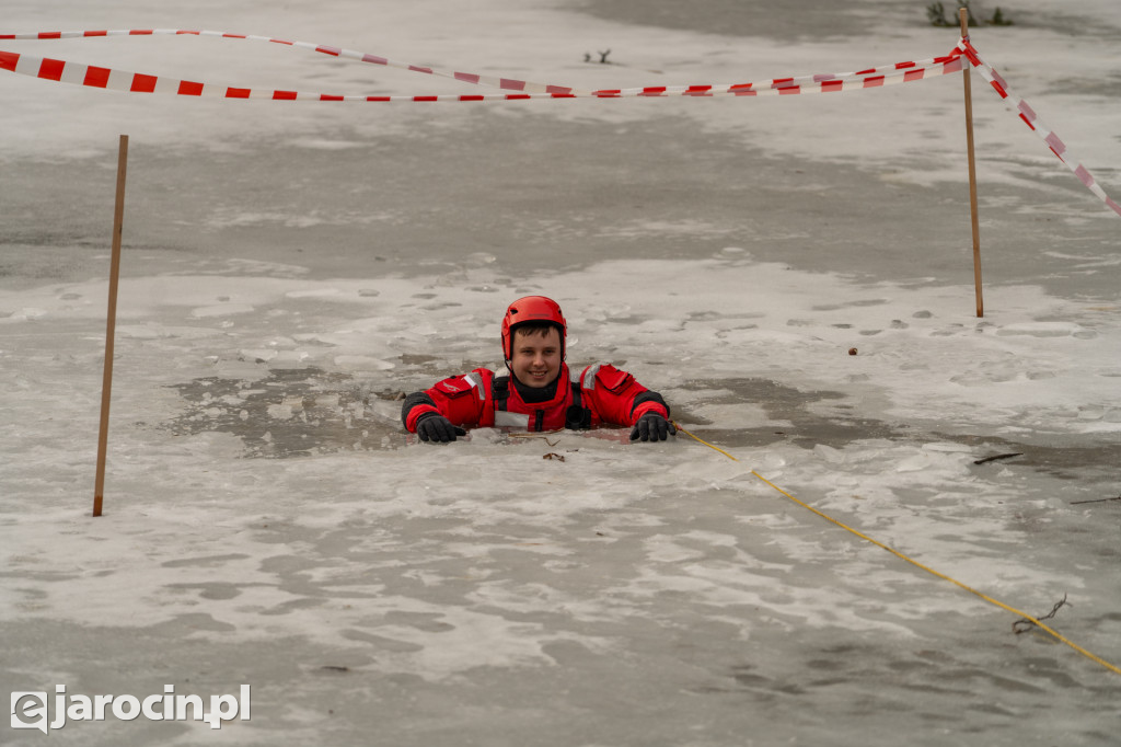 Policjanci i strażacy pokazali, jak niebezpieczny jest lód