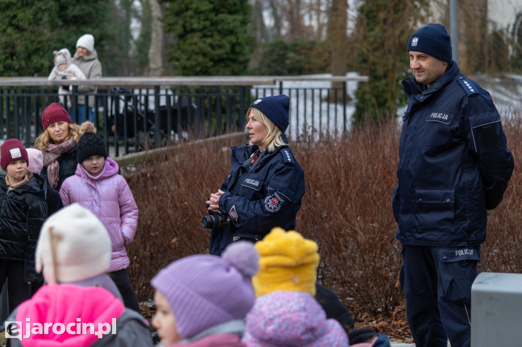 Policjanci i strażacy pokazali, jak niebezpieczny jest lód