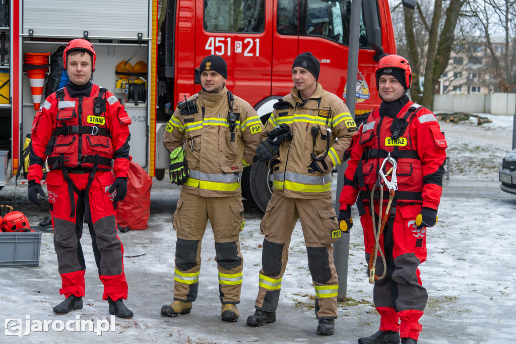 Policjanci i strażacy pokazali, jak niebezpieczny jest lód