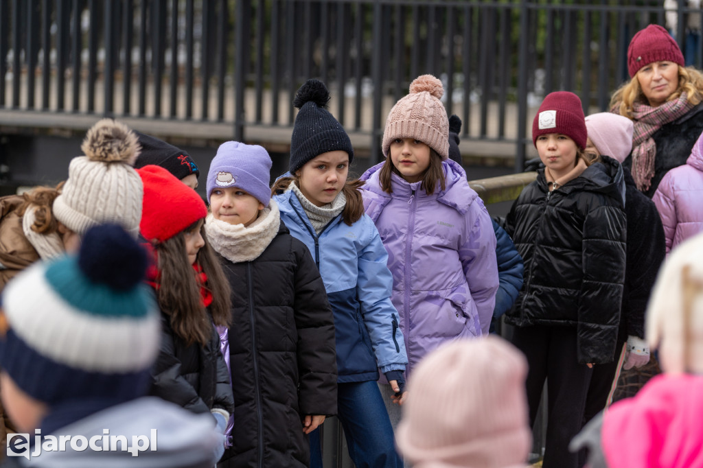 Policjanci i strażacy pokazali, jak niebezpieczny jest lód