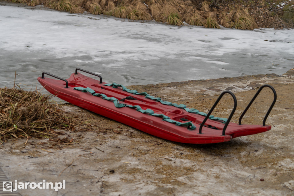 Policjanci i strażacy pokazali, jak niebezpieczny jest lód