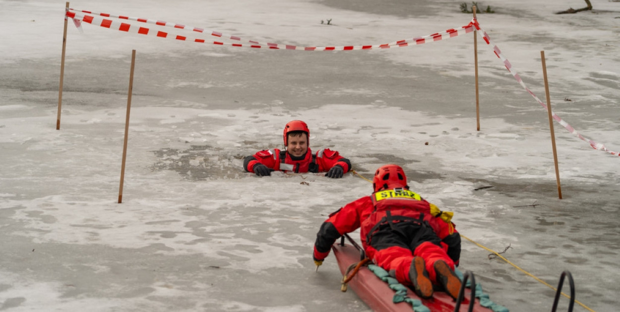 Policjanci i strażacy pokazali, jak niebezpieczny jest lód