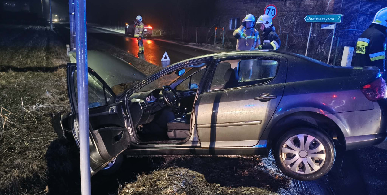 Peugeot na skraju rowu w Parzewie, kierowca w środku