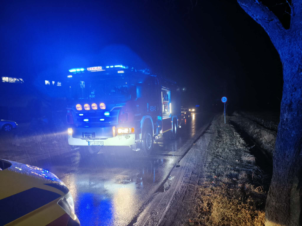 Peugeot na skraju rowu w Parzewie, kierowca w środku