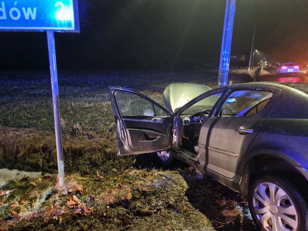 Peugeot na skraju rowu w Parzewie, kierowca w środku