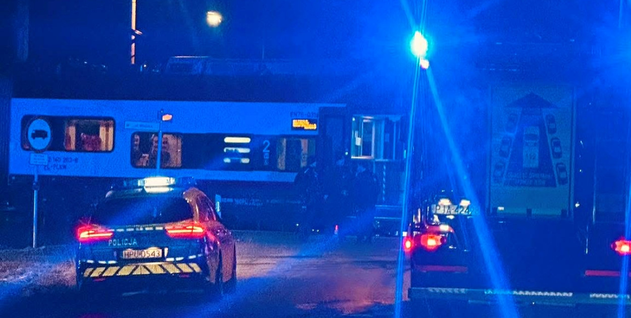 Zderzenie pociągu i samochodu osobowego na przejeździe kolejowym przy ul. Siedlemińskiej w Jarocinie