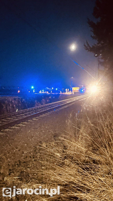 Zderzenie pociągu i samochodu osobowego na przejeździe kolejowym przy ul. Siedlemińskiej w Jarocinie