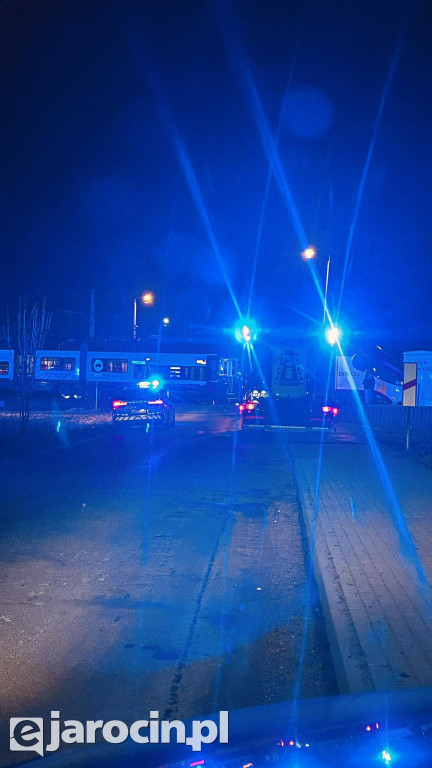 Zderzenie pociągu i samochodu osobowego na przejeździe kolejowym przy ul. Siedlemińskiej w Jarocinie