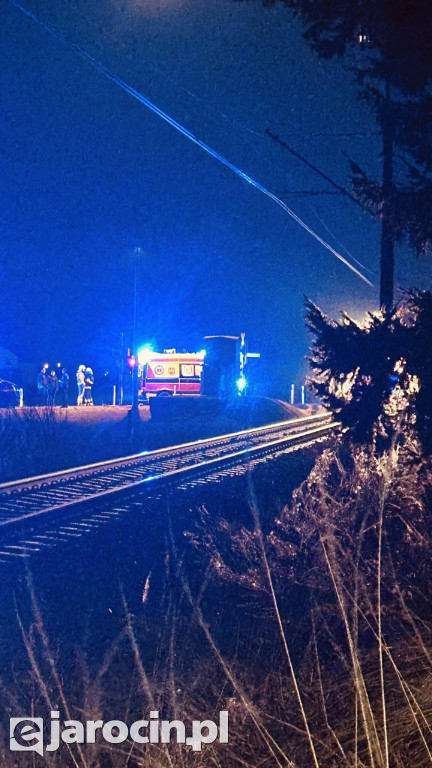 Zderzenie pociągu i samochodu osobowego na przejeździe kolejowym przy ul. Siedlemińskiej w Jarocinie