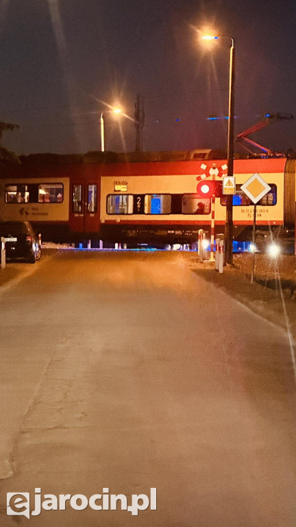 Zderzenie pociągu i samochodu osobowego na przejeździe kolejowym przy ul. Siedlemińskiej w Jarocinie