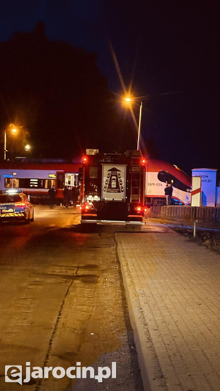 Zderzenie pociągu i samochodu osobowego na przejeździe kolejowym przy ul. Siedlemińskiej w Jarocinie