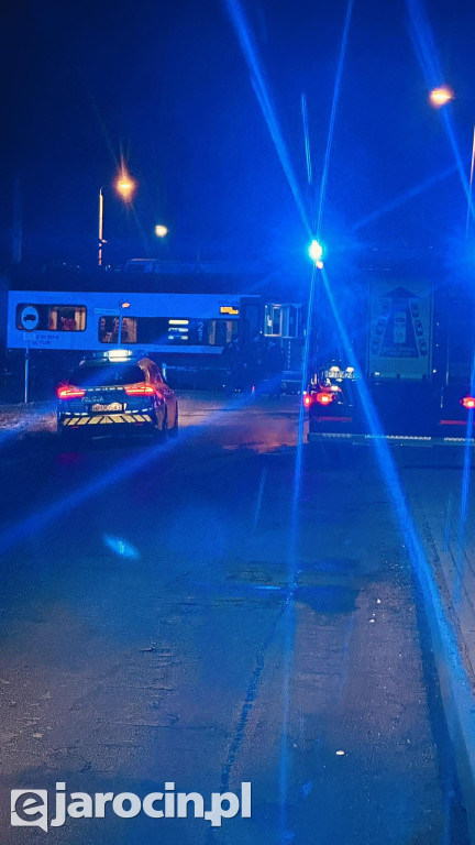Zderzenie pociągu i samochodu osobowego na przejeździe kolejowym przy ul. Siedlemińskiej w Jarocinie