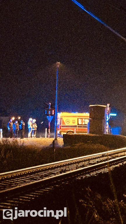 Zderzenie pociągu i samochodu osobowego na przejeździe kolejowym przy ul. Siedlemińskiej w Jarocinie