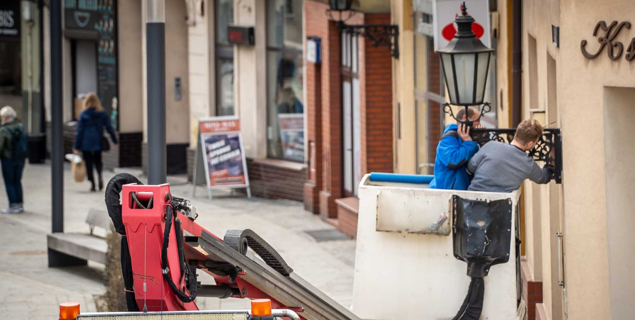 Stare lampy znikają z elewacji kamienic w Jarocinie