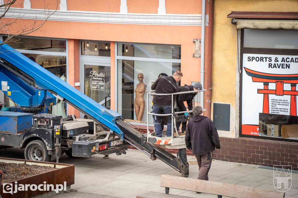 Stare lampy znikają z elewacji kamienic w Jarocinie