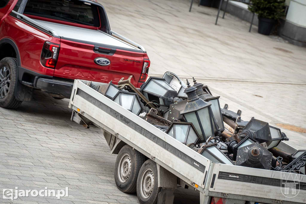 Stare lampy znikają z elewacji kamienic w Jarocinie