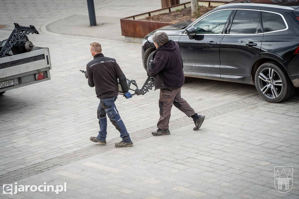 Stare lampy znikają z elewacji kamienic w Jarocinie