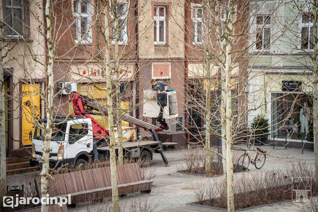 Stare lampy znikają z elewacji kamienic w Jarocinie