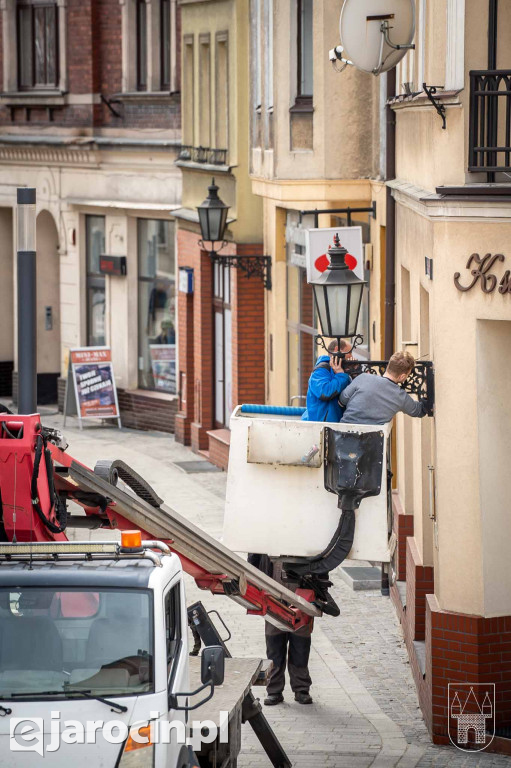 Stare lampy znikają z elewacji kamienic w Jarocinie