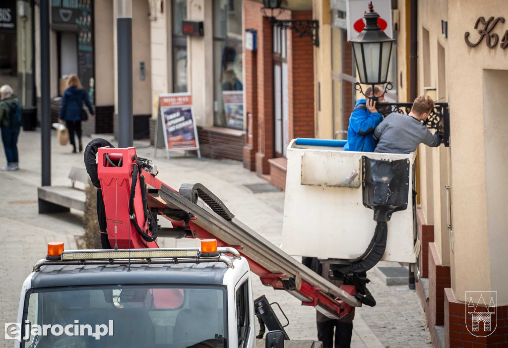Stare lampy znikają z elewacji kamienic w Jarocinie