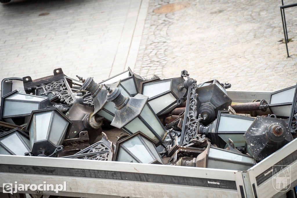 Stare lampy znikają z elewacji kamienic w Jarocinie