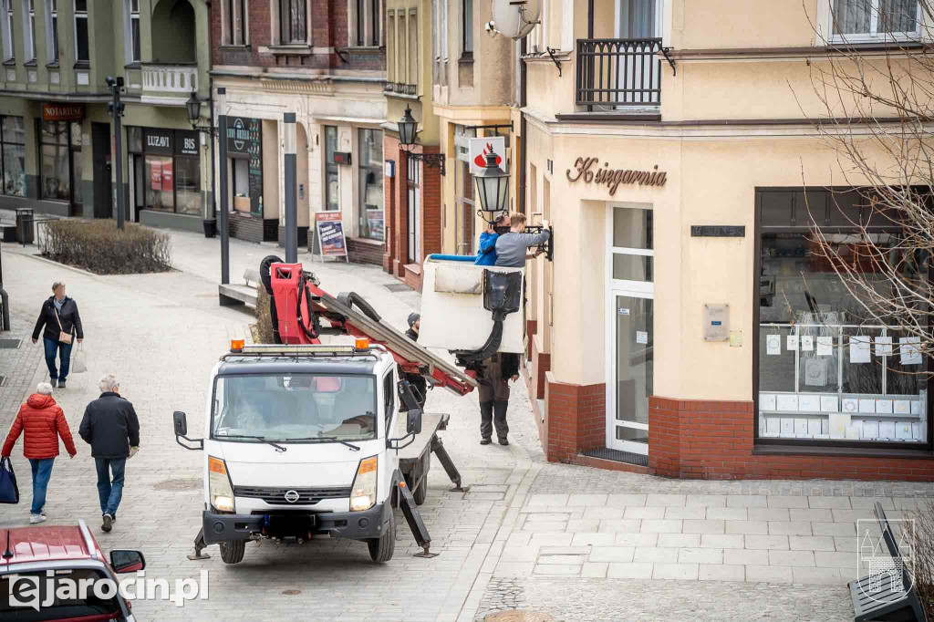 Stare lampy znikają z elewacji kamienic w Jarocinie