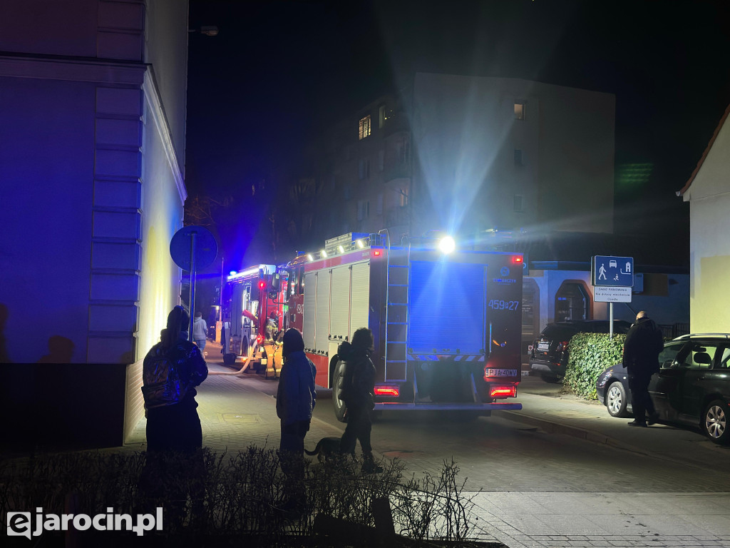 Pożar w piwnicy przy ul. Paderewskiego w Jarocinie