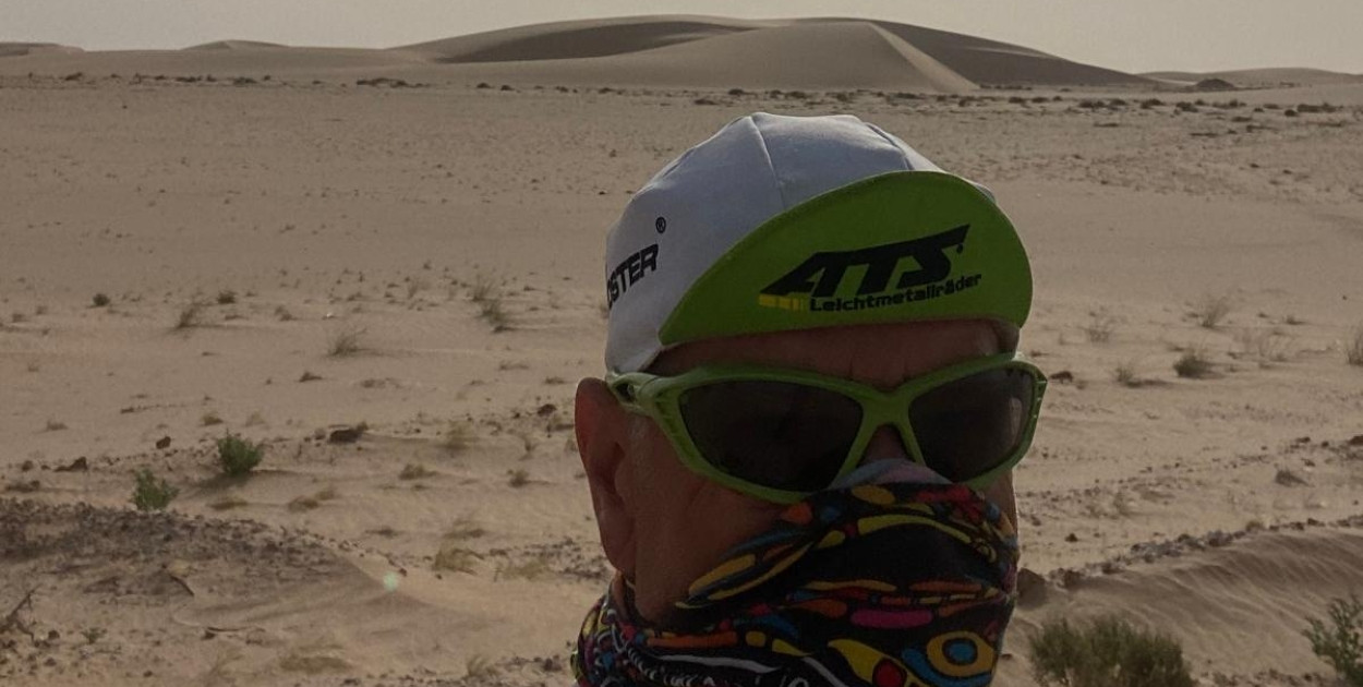 Afryka na dwóch kółkach. Jacek Ratajczak jedzie aż do Dakaru