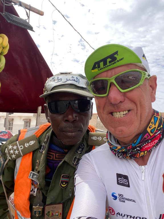 Afryka na dwóch kółkach. Jacek Ratajczak jedzie aż do Dakaru