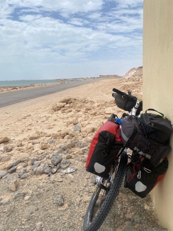 Afryka na dwóch kółkach. Jacek Ratajczak jedzie aż do Dakaru