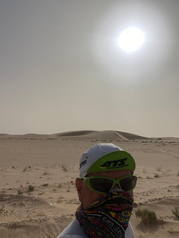 Afryka na dwóch kółkach. Jacek Ratajczak jedzie aż do Dakaru