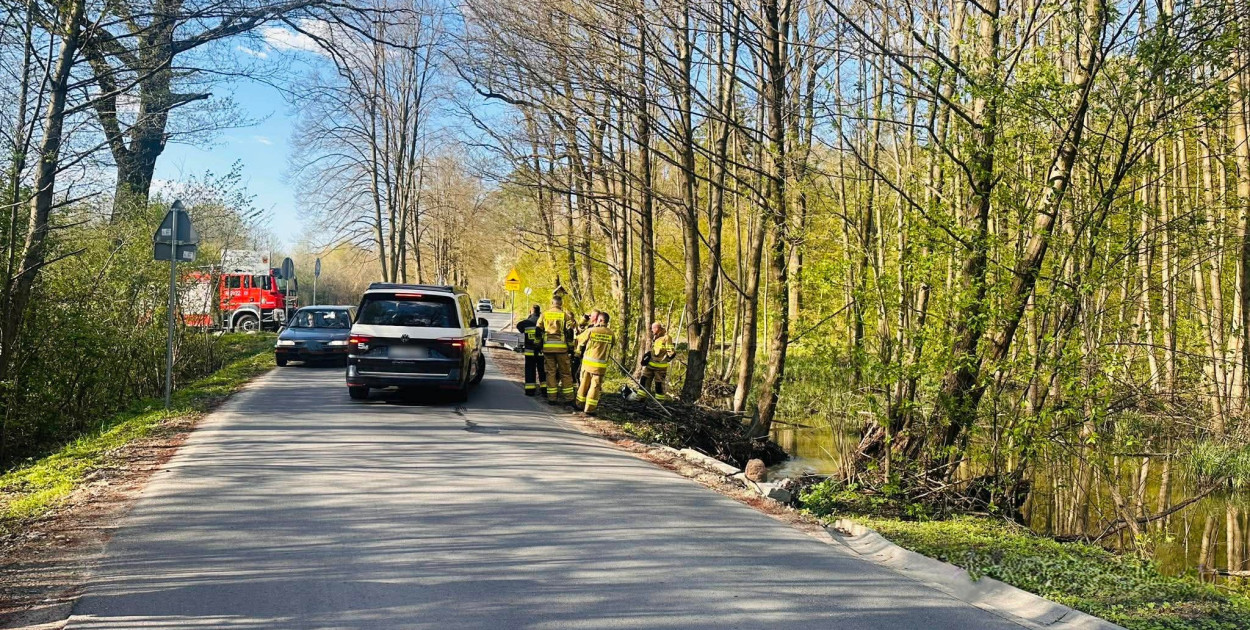 Woda wdziera się na drogę w Wilkowyi