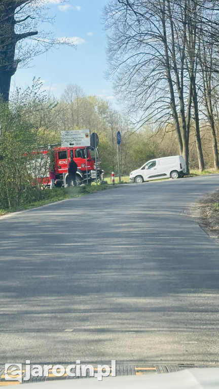 Woda wdziera się na drogę w Wilkowyi