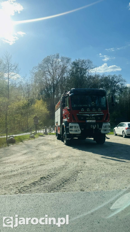 Woda wdziera się na drogę w Wilkowyi