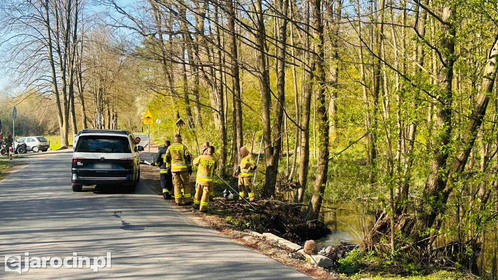 Woda wdziera się na drogę w Wilkowyi