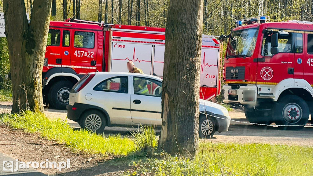 Woda wdziera się na drogę w Wilkowyi