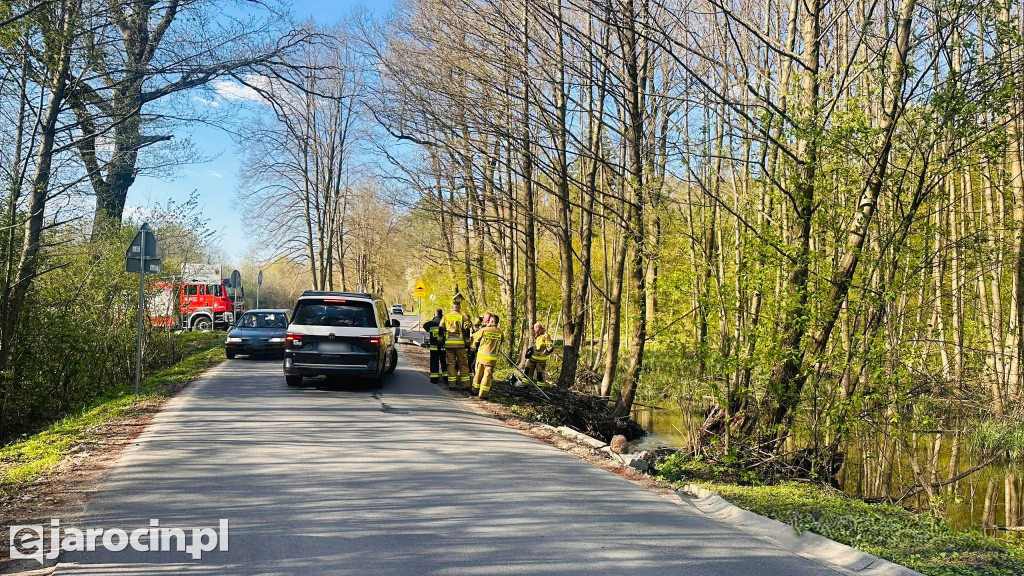 Woda wdziera się na drogę w Wilkowyi