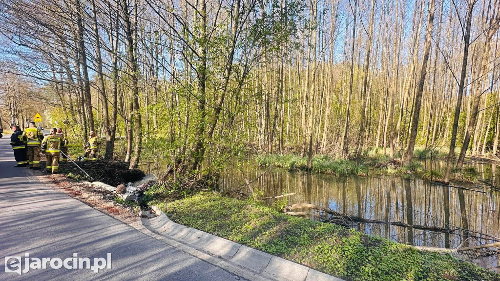 Woda wdziera się na drogę w Wilkowyi