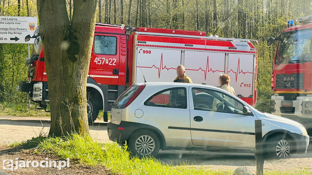 Woda wdziera się na drogę w Wilkowyi