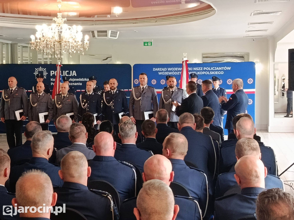 Policyjny bohater z Jarocina doceniony „Kryształową Gwiazdą” za ratowanie życia