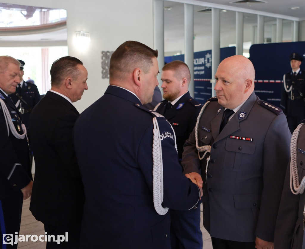 Policyjny bohater z Jarocina doceniony „Kryształową Gwiazdą” za ratowanie życia