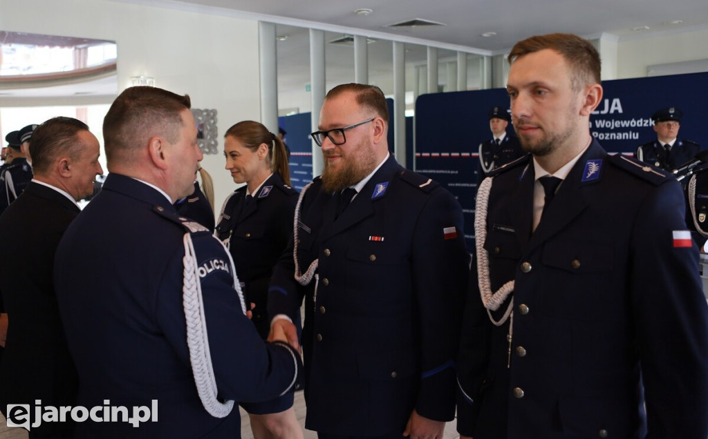 Policyjny bohater z Jarocina doceniony „Kryształową Gwiazdą” za ratowanie życia