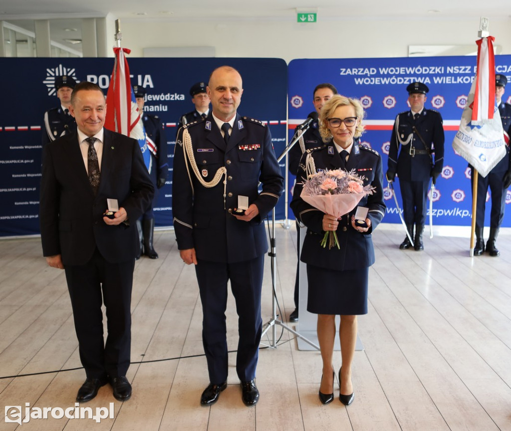 Policyjny bohater z Jarocina doceniony „Kryształową Gwiazdą” za ratowanie życia