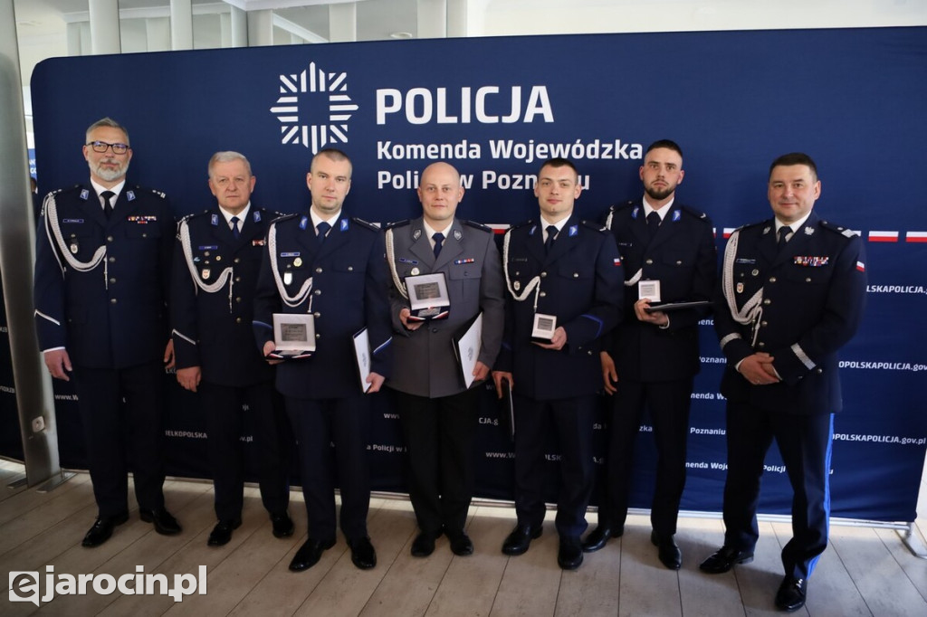 Policyjny bohater z Jarocina doceniony „Kryształową Gwiazdą” za ratowanie życia