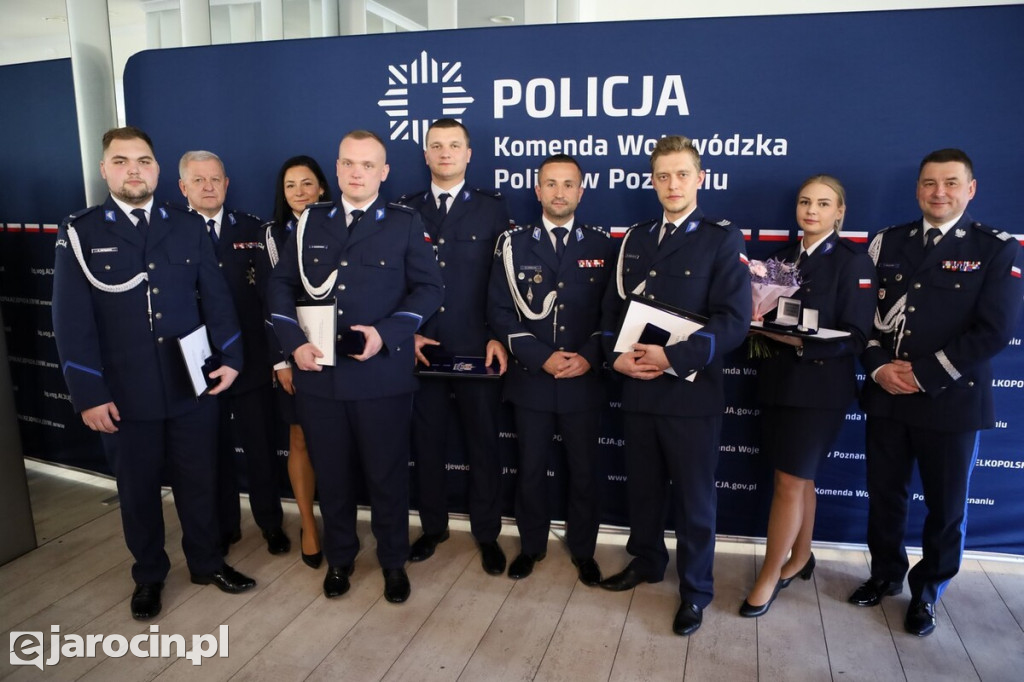 Policyjny bohater z Jarocina doceniony „Kryształową Gwiazdą” za ratowanie życia