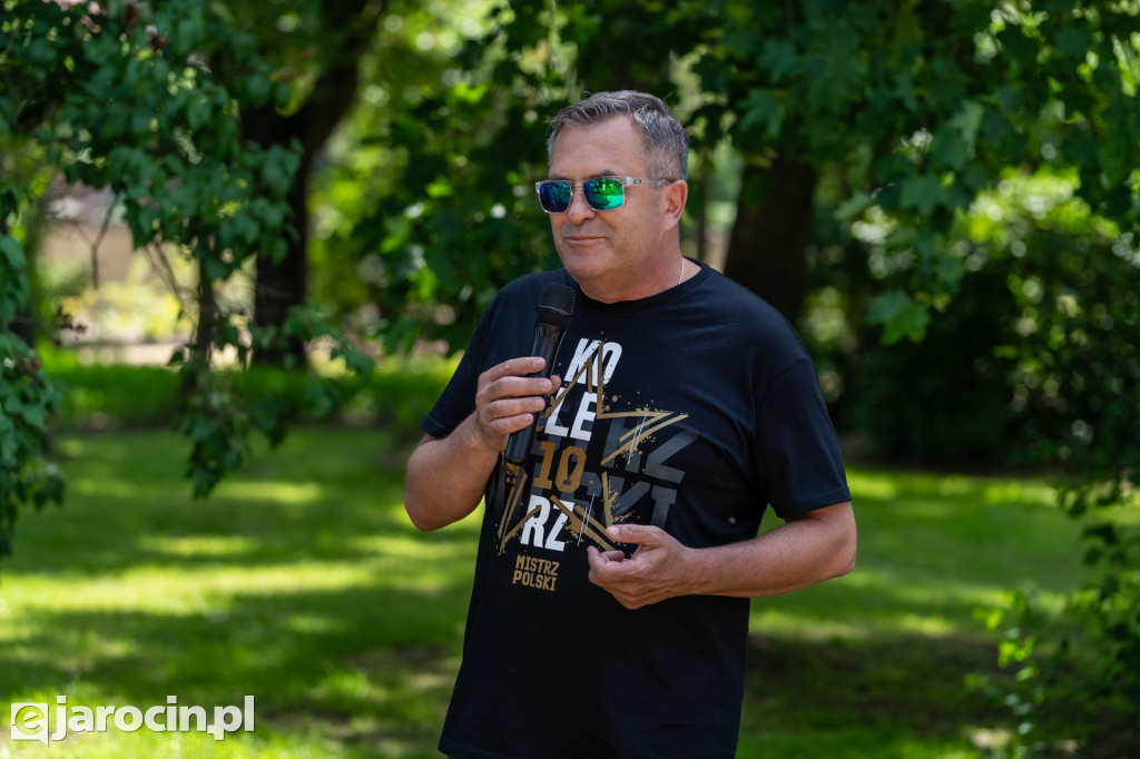 Spacer po ogrodzie plebańskim w Wilkowyi