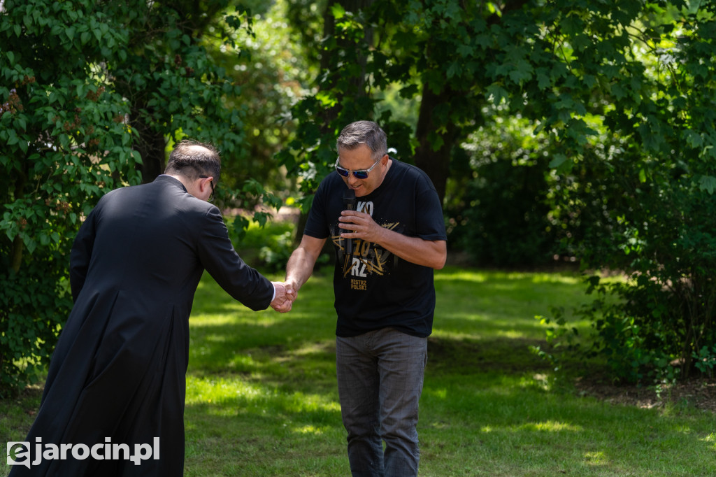 Spacer po ogrodzie plebańskim w Wilkowyi