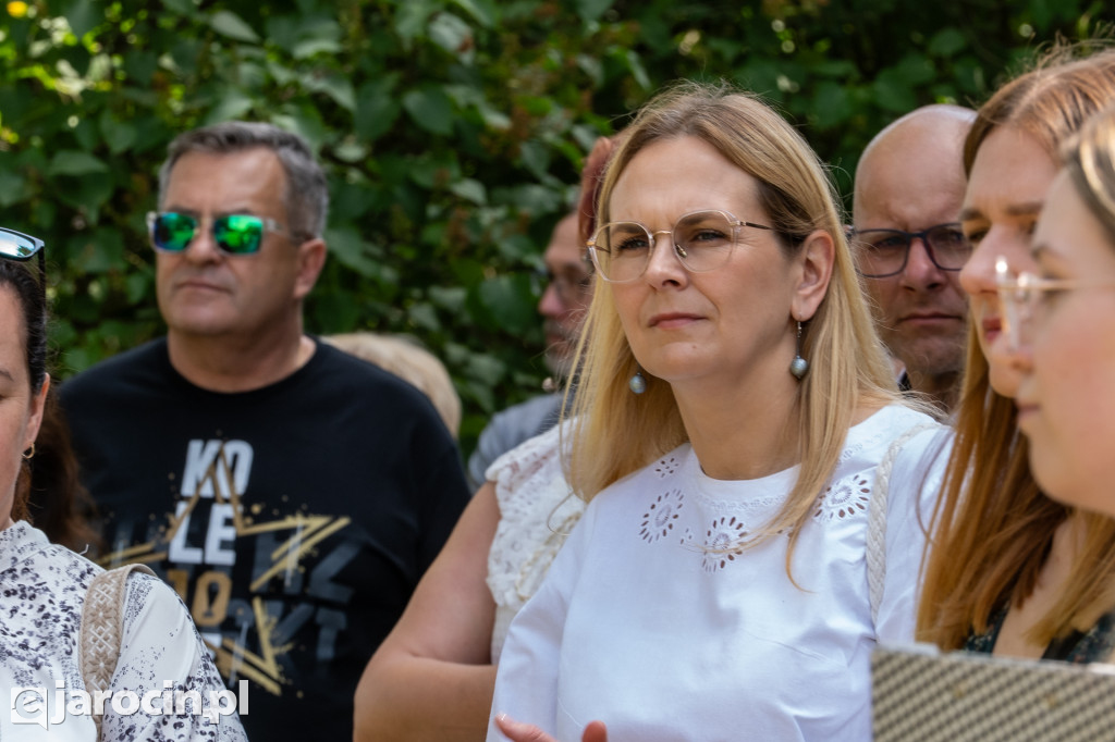 Spacer po ogrodzie plebańskim w Wilkowyi